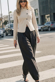 Pantalón de fit balloon, pinzas con cortes frontales, cintura alta con pretina elástica y jareta frontal ajustable, bolsillos delanteros y rib elástico en bajo.