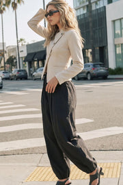 Pantalón de fit balloon, pinzas con cortes frontales, cintura alta con pretina elástica y jareta frontal ajustable, bolsillos delanteros y rib elástico en bajo.