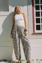 Pantalón fit barrel de estampado paisleys, cintura media con pretina elástica y jareta frontal ajustable.