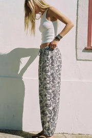 Pantalón fit barrel de estampado paisleys, cintura media con pretina elástica y jareta frontal ajustable.