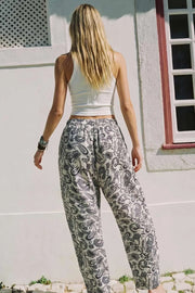 Pantalón fit barrel de estampado paisleys, cintura media con pretina elástica y jareta frontal ajustable.