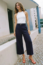 Pantalón de fit culotte, cintura alta con trabillas y cinturón delgado con hebilla en contraste, detalle de raya frontal y posterior. Cierre lateral con cremallera oculta.