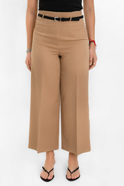 Pantalón de fit culotte, cintura alta con trabillas y cinturón delgado con hebilla en contraste, detalle de raya frontal y posterior. Cierre lateral con cremallera oculta.