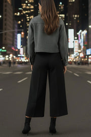 Pantalón de fit culotte, cintura alta con trabillas y cinturón delgado con hebilla en contraste, detalle de raya frontal y posterior. Cierre lateral con cremallera oculta.