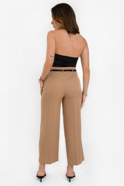 Pantalón de fit culotte, cintura alta con trabillas y cinturón delgado con hebilla en contraste, detalle de raya frontal y posterior. Cierre lateral con cremallera oculta.