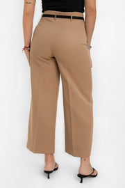 Pantalón de fit culotte, cintura alta con trabillas y cinturón delgado con hebilla en contraste, detalle de raya frontal y posterior. Cierre lateral con cremallera oculta.