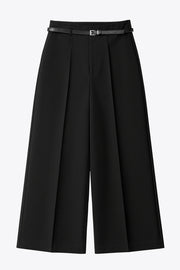 Pantalón de fit culotte, cintura alta con trabillas y cinturón delgado con hebilla en contraste, detalle de raya frontal y posterior. Cierre lateral con cremallera oculta.