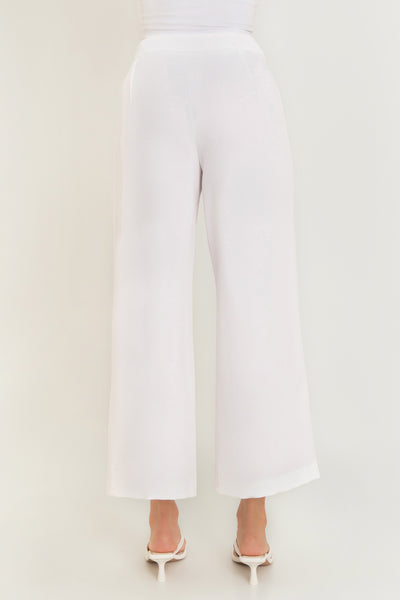 Pantalón de fit culotte, cintura alta con pretina, vivos decorativos delanteros y cierre frontal con cremallera oculta y botón.