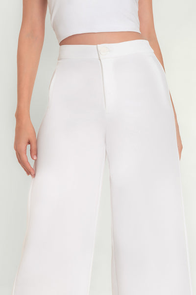 Pantalón de fit culotte, cintura alta con pretina, vivos decorativos delanteros y cierre frontal con cremallera oculta y botón.