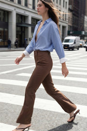Pantalón ajustado de fit flare, cintura alta con pretina y trabillas, raya frontal y posterior, cierre con cremallera oculta y botones.