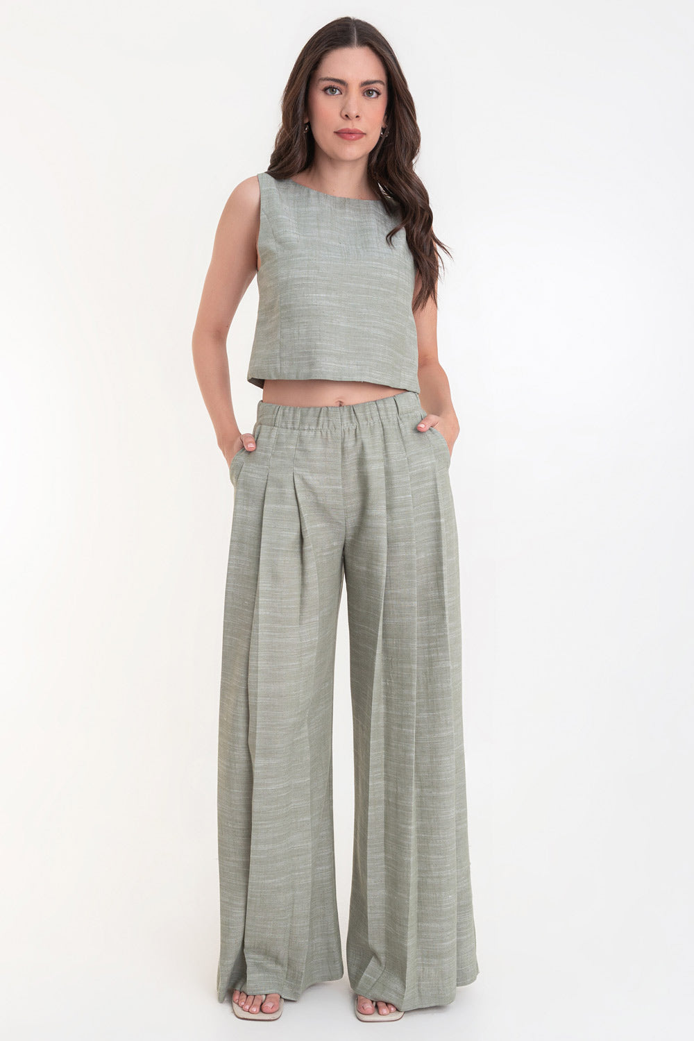 Pantalón de fit palazzo, cintura alta con pretina elástica, bolsillos delanteros y pinzas frontales.