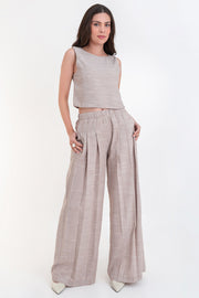 Pantalón de fit palazzo, cintura alta con pretina elástica, bolsillos delanteros y pinzas frontales.