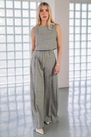 Pantalón de fit palazzo, cintura alta con pretina elástica, bolsillos delanteros y pinzas frontales.