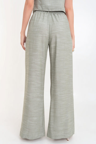 Pantalón de fit palazzo, cintura alta con pretina elástica, bolsillos delanteros y pinzas frontales.