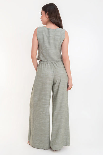 Pantalón de fit palazzo, cintura alta con pretina elástica, bolsillos delanteros y pinzas frontales.