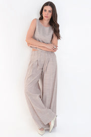 Pantalón de fit palazzo, cintura alta con pretina elástica, bolsillos delanteros y pinzas frontales.