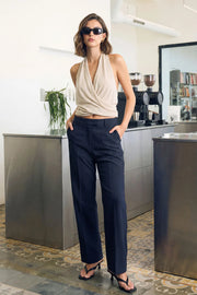 Pantalón de fit recto, cintura media con pretina y trabillas, bolsillos delanteros y posteriores con cartera, detalle de raya frontal y posterior. Cierre con broche y cremallera ocultos.