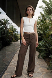 Pantalón de fit recto, cintura media con pretina y trabillas, bolsillos delanteros y posteriores con cartera, detalle de raya frontal y posterior. Cierre con broche y cremallera ocultos.