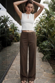 Pantalón de fit recto, cintura media con pretina y trabillas, bolsillos delanteros y posteriores con cartera, detalle de raya frontal y posterior. Cierre con broche y cremallera ocultos.