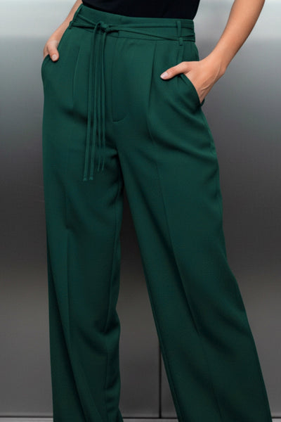 Pantalón de fit recto, pinzas con raya frontal y posterior, bolsillos delanteros, cintura alta con trabillas, doble lazo amarrable del mismo tejido y cierre frontal con cremallera oculta.