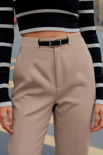 Pantalón de fit recto, cintura alta con pretina y trabilla ancha, bolsillos delanteros y vivos decorativos posteriores. Cierre frontal con broche y cremallera ocultos. Detalle de cinturón con hebilla en contraste.