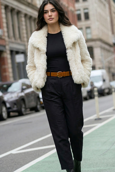 Pantalón de fit recto, cintura alta con pretina y trabillas, bolsillos delanteros y vivos decorativos posteriores. Detalle de raya frontal y posterior, cinturón con hebilla en contraste, cierre frontal con broche y cremallera ocultos.