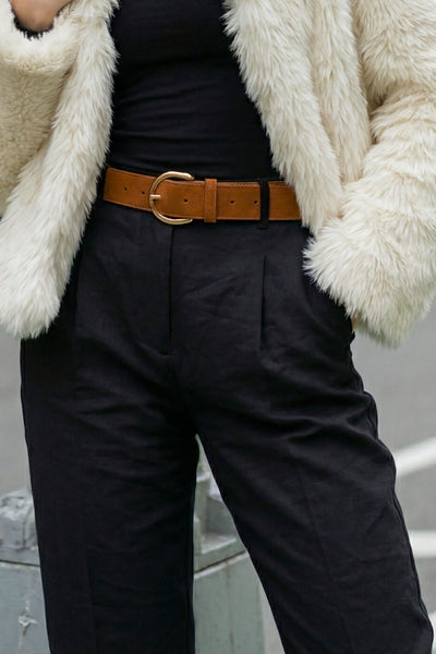 Pantalón de fit recto, cintura alta con pretina y trabillas, bolsillos delanteros y vivos decorativos posteriores. Detalle de raya frontal y posterior, cinturón con hebilla en contraste, cierre frontal con broche y cremallera ocultos.