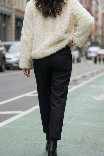 Pantalón de fit recto, cintura alta con pretina y trabillas, bolsillos delanteros y vivos decorativos posteriores. Detalle de raya frontal y posterior, cinturón con hebilla en contraste, cierre frontal con broche y cremallera ocultos.