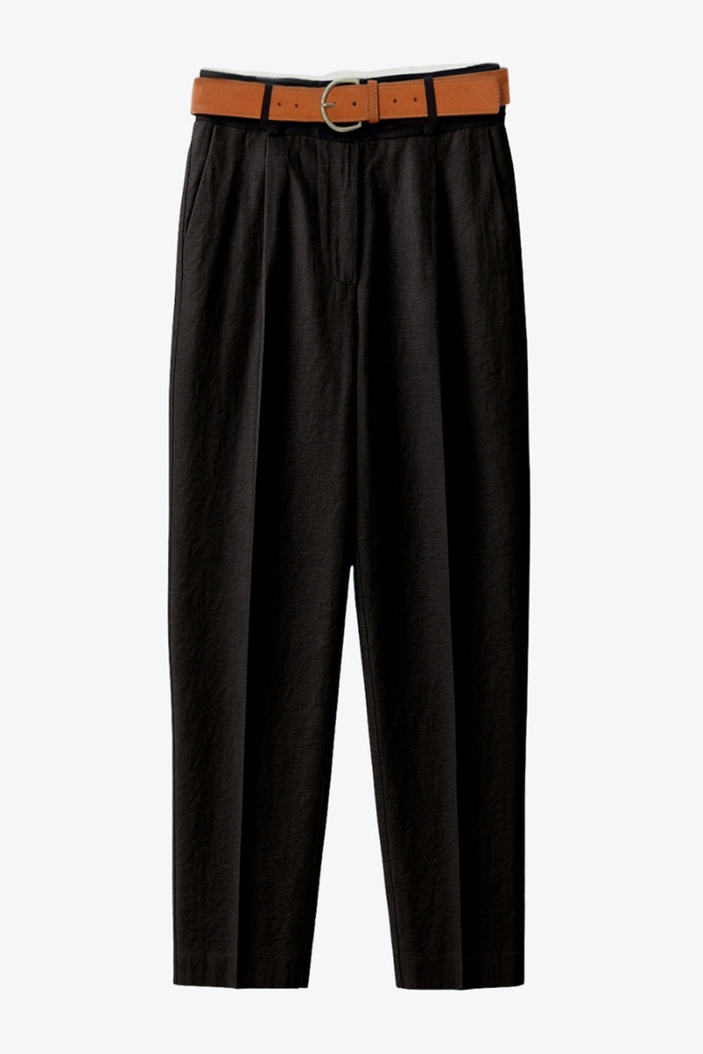 Pantalón de fit recto, cintura alta con pretina y trabillas, bolsillos delanteros y vivos decorativos posteriores. Detalle de raya frontal y posterior, cinturón con hebilla en contraste, cierre frontal con broche y cremallera ocultos.