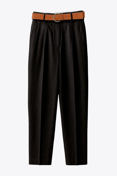 Pantalón de fit recto, cintura alta con pretina y trabillas, bolsillos delanteros y vivos decorativos posteriores. Detalle de raya frontal y posterior, cinturón con hebilla en contraste, cierre frontal con broche y cremallera ocultos.