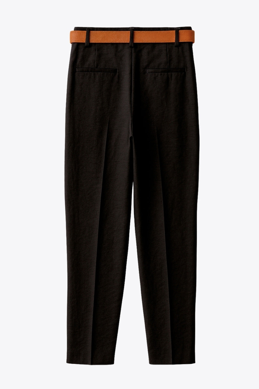 Pantalón de fit recto, cintura alta con pretina y trabillas, bolsillos delanteros y vivos decorativos posteriores. Detalle de raya frontal y posterior, cinturón con hebilla en contraste, cierre frontal con broche y cremallera ocultos.