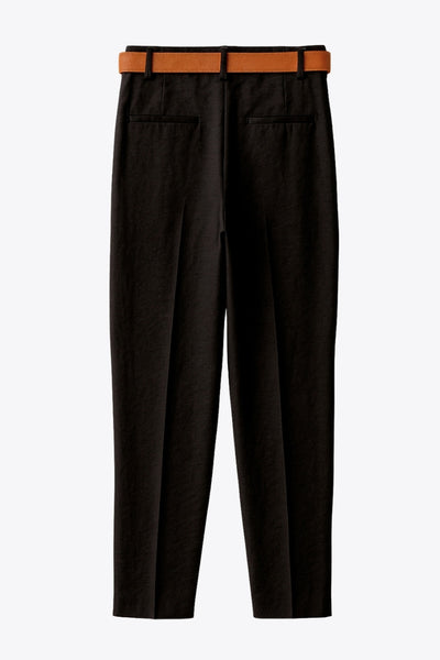 Pantalón de fit recto, cintura alta con pretina y trabillas, bolsillos delanteros y vivos decorativos posteriores. Detalle de raya frontal y posterior, cinturón con hebilla en contraste, cierre frontal con broche y cremallera ocultos.