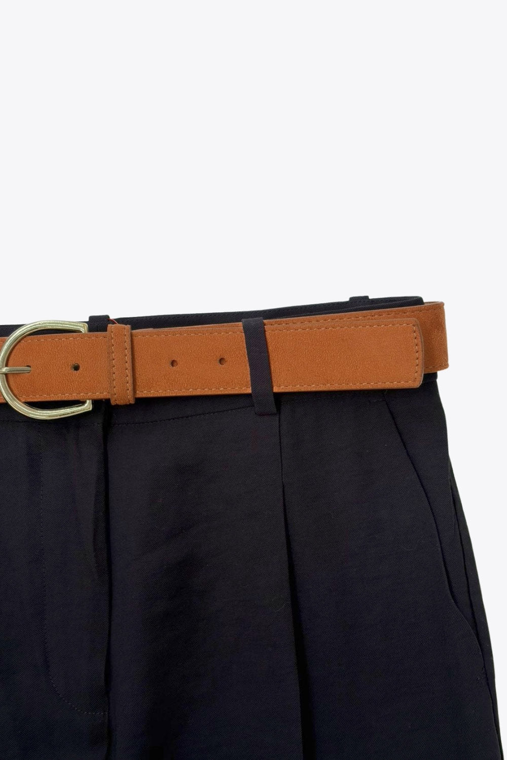 Pantalón de fit recto, cintura alta con pretina y trabillas, bolsillos delanteros y vivos decorativos posteriores. Detalle de raya frontal y posterior, cinturón con hebilla en contraste, cierre frontal con broche y cremallera ocultos.