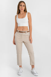 Pantalón de fit recto, cintura alta con pretina y trabillas, bolsillos delanteros, vivos decorativos posteriores y detalle de raya frontal y posterior. Cinturón en contraste con hebilla y cierre fronta con broche y cremallera ocultos.