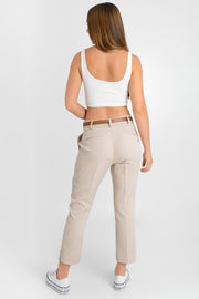 Pantalón de fit recto, cintura alta con pretina y trabillas, bolsillos delanteros, vivos decorativos posteriores y detalle de raya frontal y posterior. Cinturón en contraste con hebilla y cierre fronta con broche y cremallera ocultos.