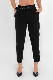Pantalón de fit recto, pinzas frontales, bolsillos delanteros, vivo decorativo posterior, cintura alta con pretina y trabillas. Detalle de cinturón con hebilla del mismo tejido y cierre frontal con cremallera oculta.