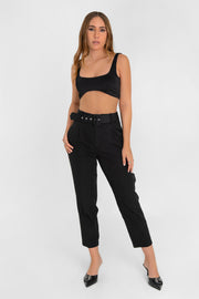 Pantalón de fit recto, pinzas frontales, bolsillos delanteros, vivo decorativo posterior, cintura alta con pretina y trabillas. Detalle de cinturón con hebilla del mismo tejido y cierre frontal con cremallera oculta.