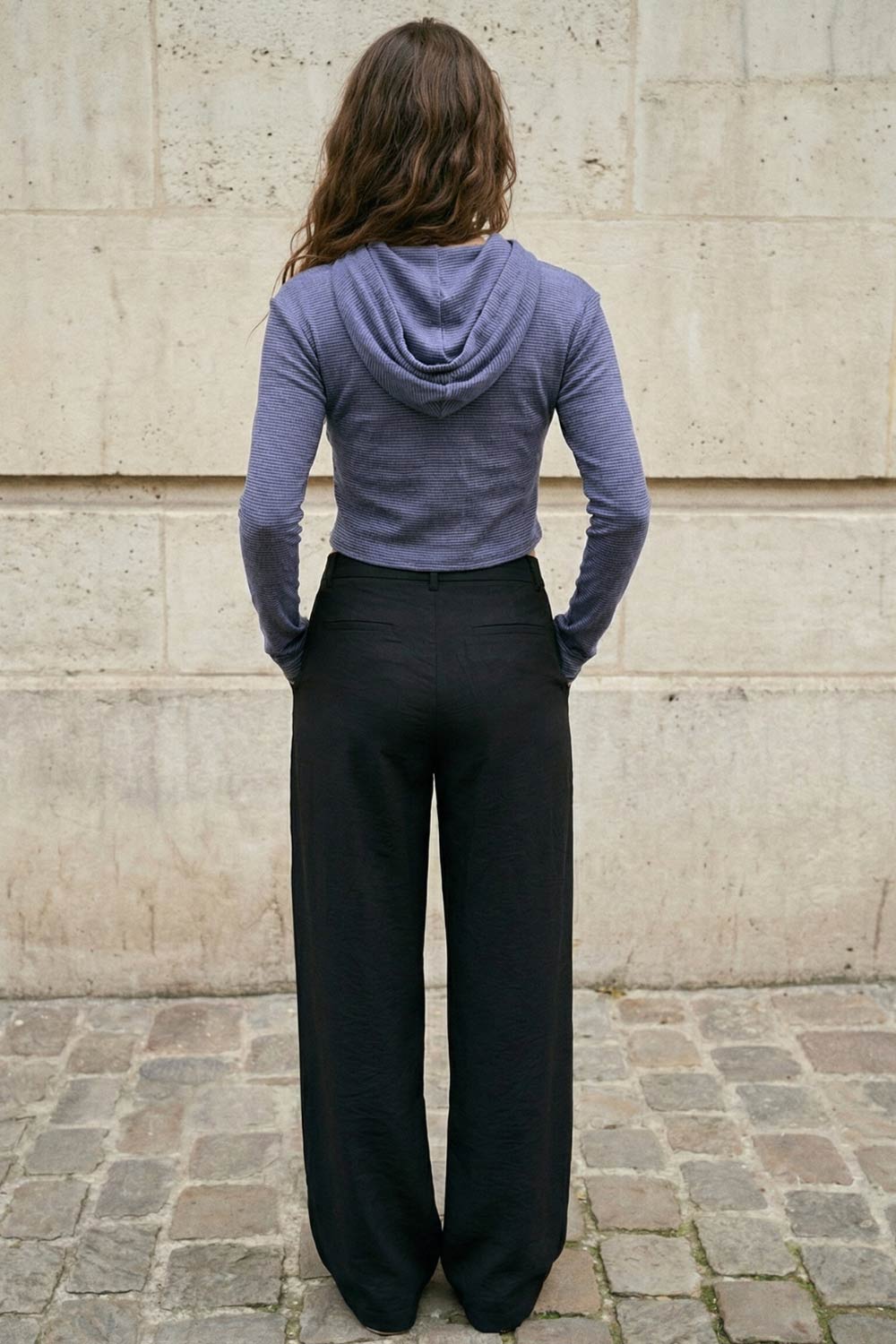 Pantalón de fit recto, pinzas frontales, cintura alta con pretina y trabillas, bolsillos delanteros, vivo decorativo posterior, cierre frontal con broche y cremallera ocultos. Detalle de jareta frontal ajustable en cintura.