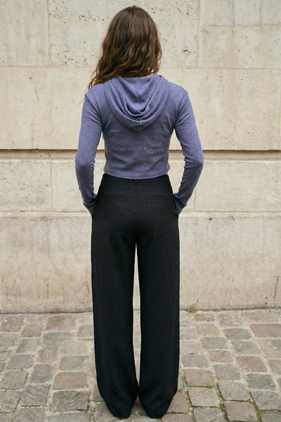 Pantalón de fit recto, pinzas frontales, cintura alta con pretina y trabillas, bolsillos delanteros, vivo decorativo posterior, cierre frontal con broche y cremallera ocultos. Detalle de jareta frontal ajustable en cintura.