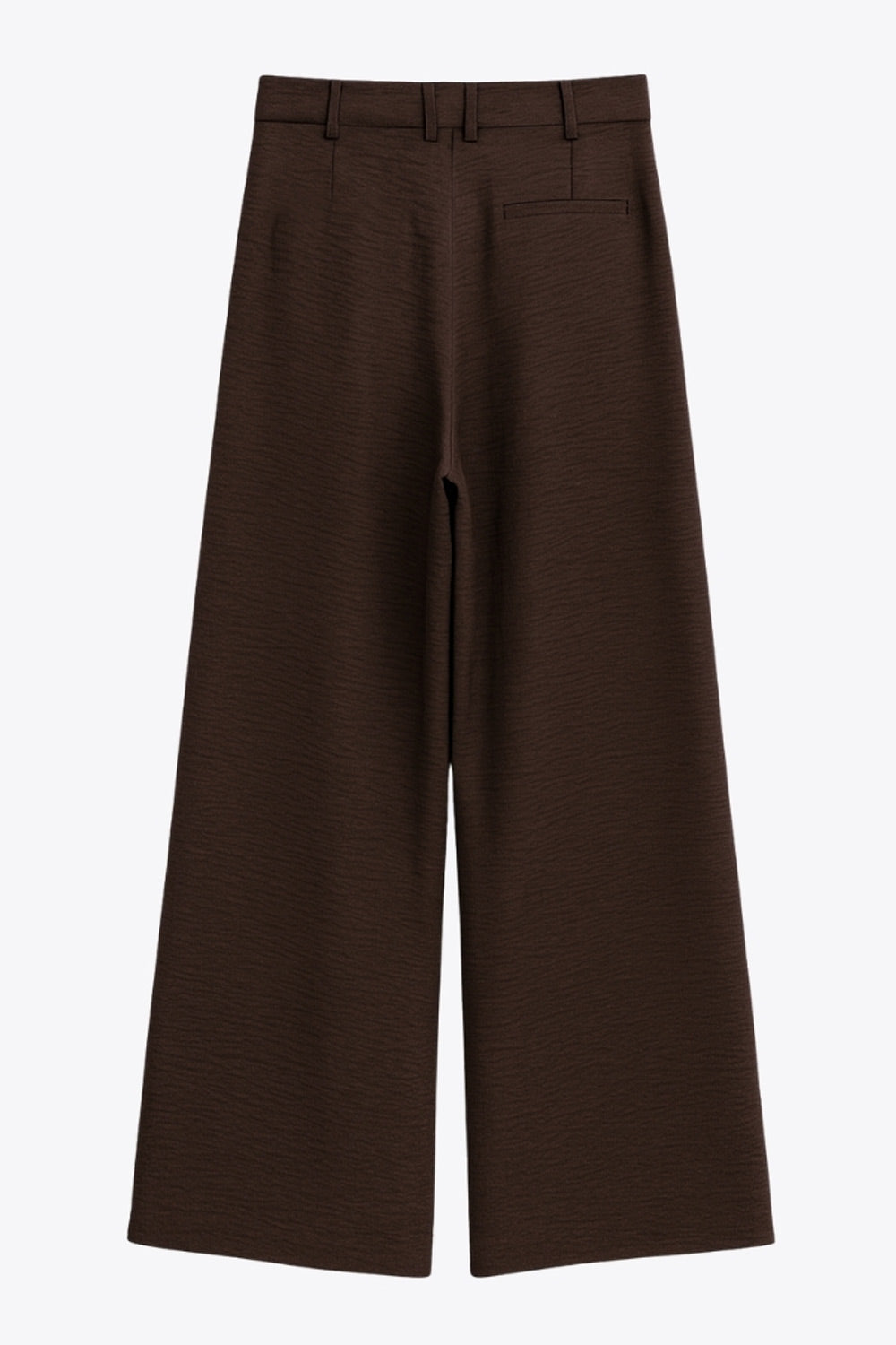 Pantalón de fit recto, pinzas frontales, cintura alta con pretina y trabillas, bolsillos delanteros, vivo decorativo posterior, cierre frontal con broche y cremallera ocultos. Detalle de jareta frontal ajustable en cintura.