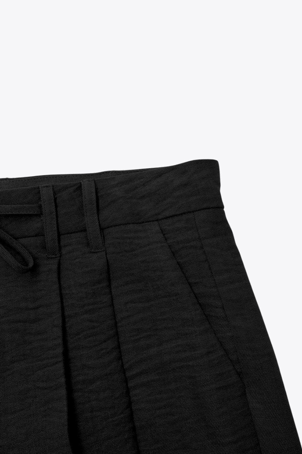 Pantalón de fit recto, pinzas frontales, cintura alta con pretina y trabillas, bolsillos delanteros, vivo decorativo posterior, cierre frontal con broche y cremallera ocultos. Detalle de jareta frontal ajustable en cintura.