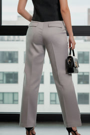 Pantalón de fit recto, cintura alta con pretina y trabillas, bolsillos delanteros y posteriores decorativos con cartera, raya frontal, cierre con broche y cremallera ocultos.