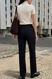 Pantalón básico de fit recto, cintura alta con pretina elástica posterior, raya frontal y posterior, cierre con broche y cremallera ocultos.