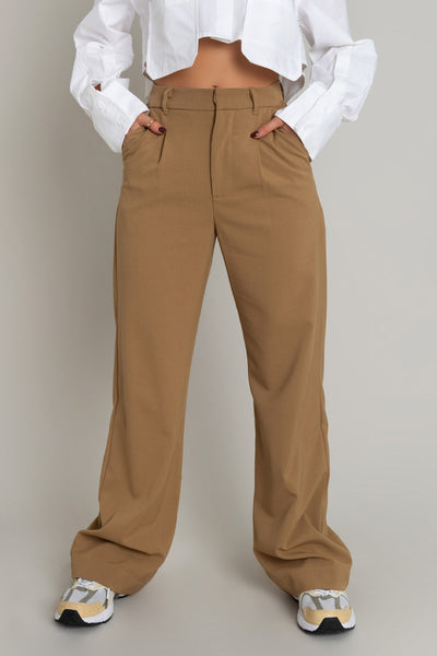 Pantalón de fit wide leg, cintura alta con pretina y trabillas, pinzas frontales, bolsillos delanteros, cierre frontal con broche y cremallera ocultos.