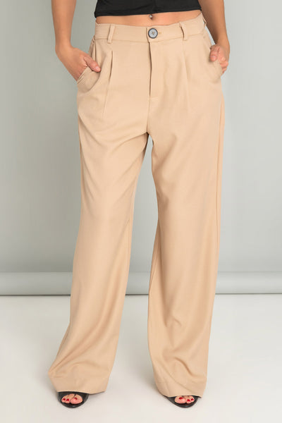 Pantalón fit wide leg de cintura alta con pretina y trabillas, pinzas frontales y vivos decorativos posteriores. Cierre frontal con botón en contraste y cremallera oculta.