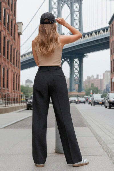 Pantalón de fit wide leg, cintura alta con pretina y trabillas, pinzas frontales con raya frontal, bolsillos delanteros, vivo decorativo posterior, cierre frontal con broche y cremallera ocultos.