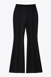 Pantalón ajustado de fit flare, cintura alta con pretina elástica y detalle de raya frontal.