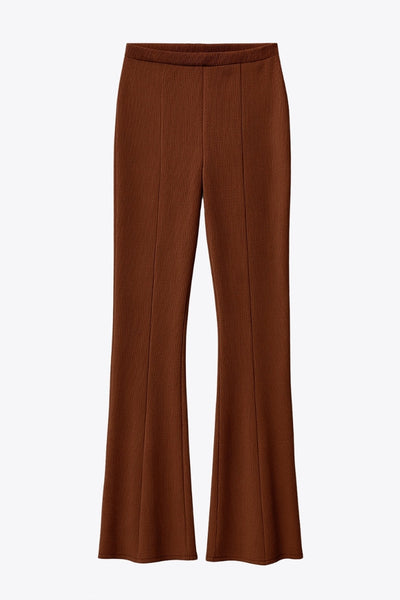 Pantalón canalé ajustado, de fit flare y cintura alta con pretina elástica. Detalle de costura decorativa frontal.