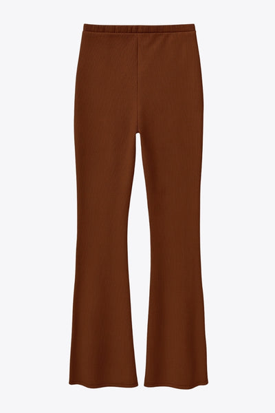 Pantalón canalé ajustado, de fit flare y cintura alta con pretina elástica. Detalle de costura decorativa frontal.