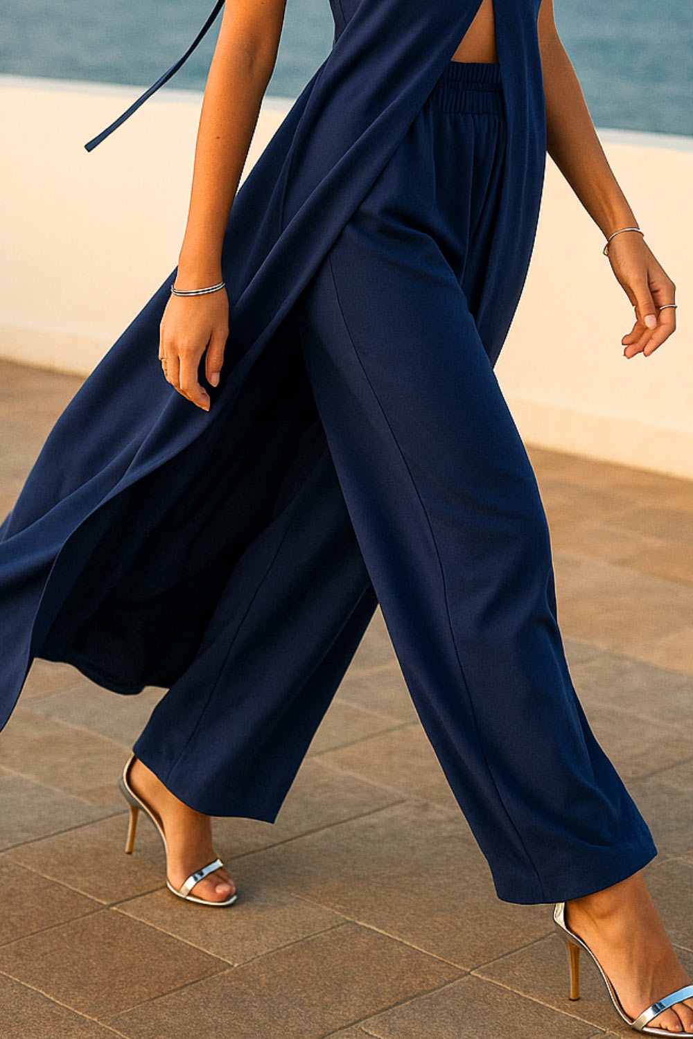 Pantalón fluido de fit wide leg, cintura alta elástica y bolsillos delanteros.